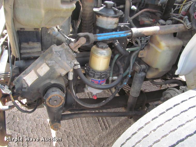 image for item J2513 2004 International 4400 truck cab and chassis