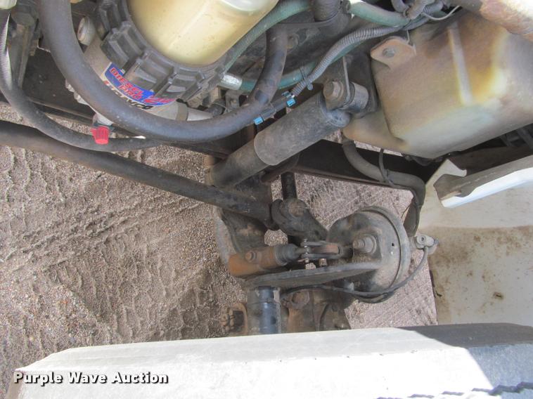 image for item J2513 2004 International 4400 truck cab and chassis