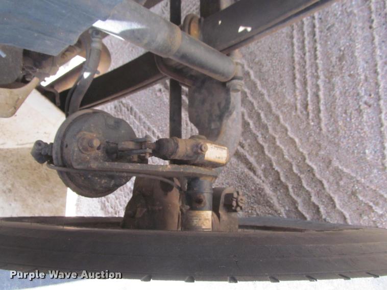 image for item J2513 2004 International 4400 truck cab and chassis