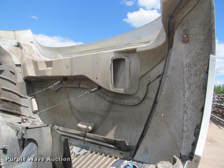 image for item J2513 2004 International 4400 truck cab and chassis