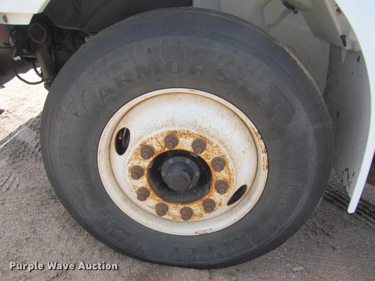 image for item J2513 2004 International 4400 truck cab and chassis