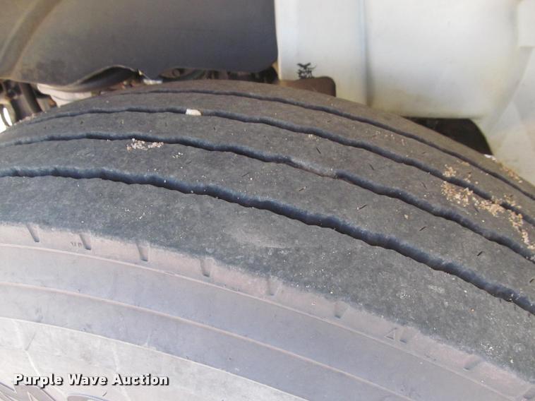 image for item J2513 2004 International 4400 truck cab and chassis