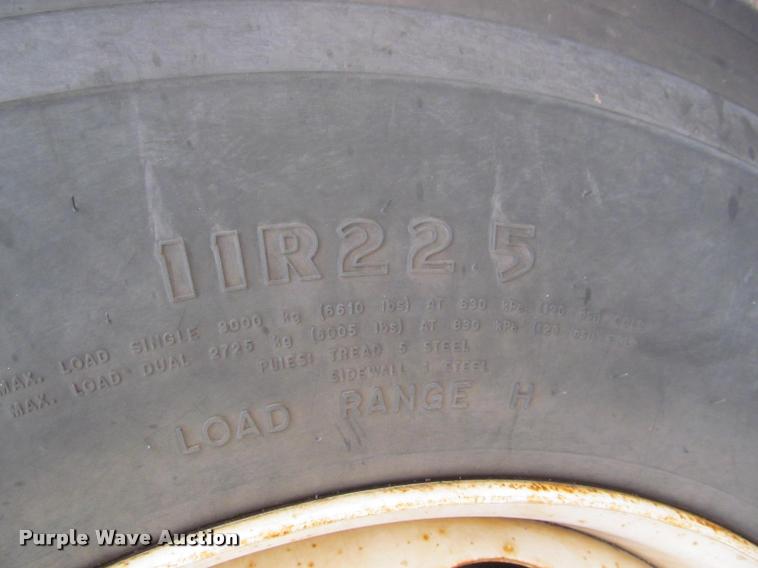 image for item J2513 2004 International 4400 truck cab and chassis