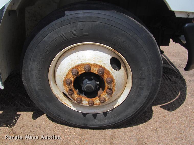 image for item J2513 2004 International 4400 truck cab and chassis