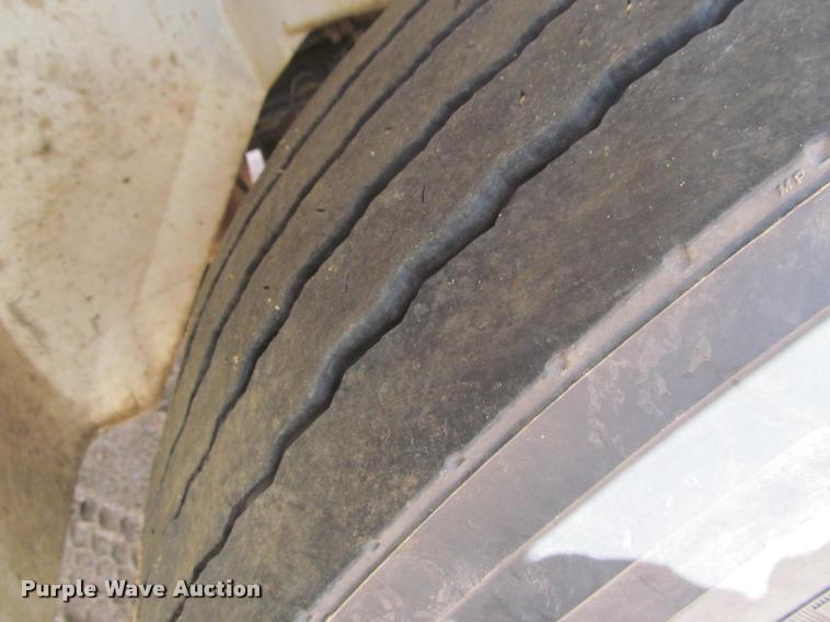 image for item J2513 2004 International 4400 truck cab and chassis