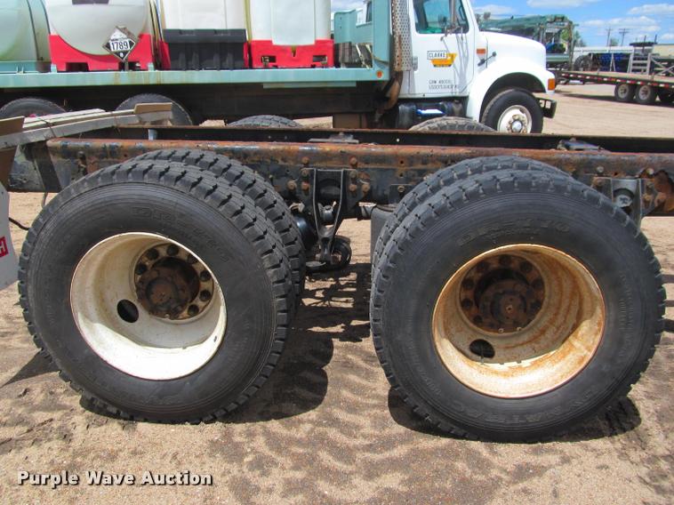 image for item J2513 2004 International 4400 truck cab and chassis