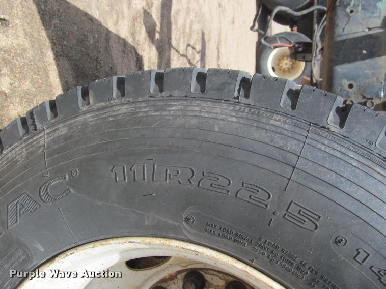 image for item J2513 2004 International 4400 truck cab and chassis