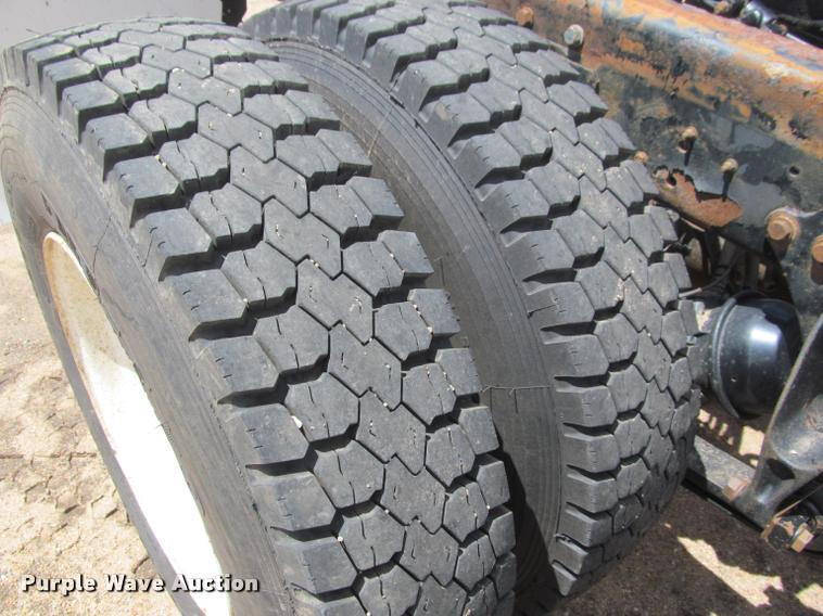 image for item J2513 2004 International 4400 truck cab and chassis