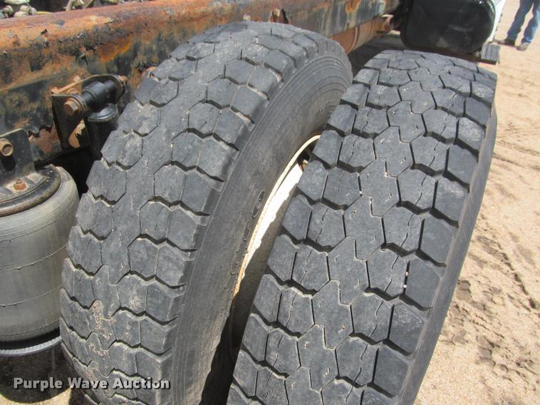 image for item J2513 2004 International 4400 truck cab and chassis