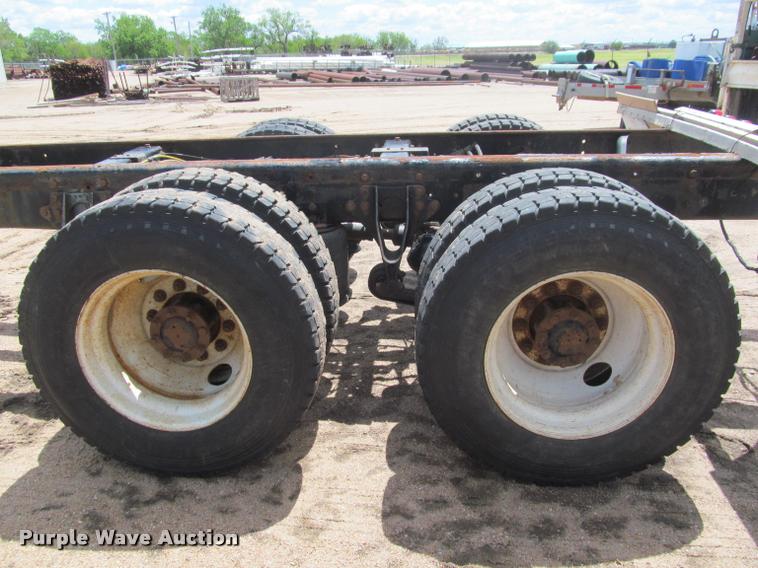 image for item J2513 2004 International 4400 truck cab and chassis