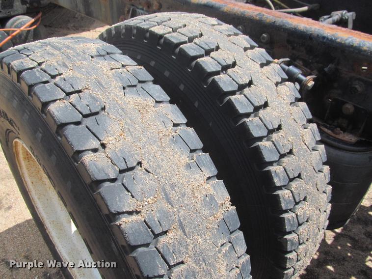 image for item J2513 2004 International 4400 truck cab and chassis