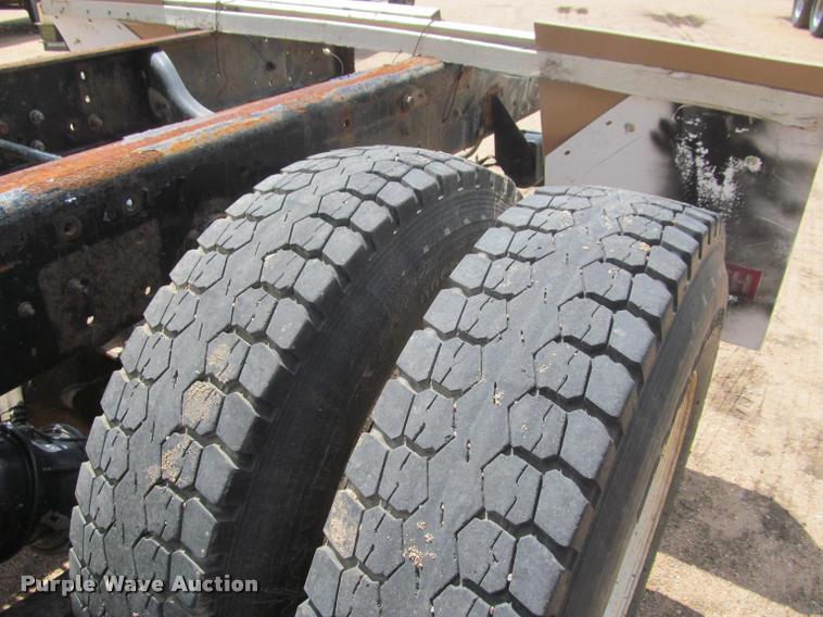 image for item J2513 2004 International 4400 truck cab and chassis