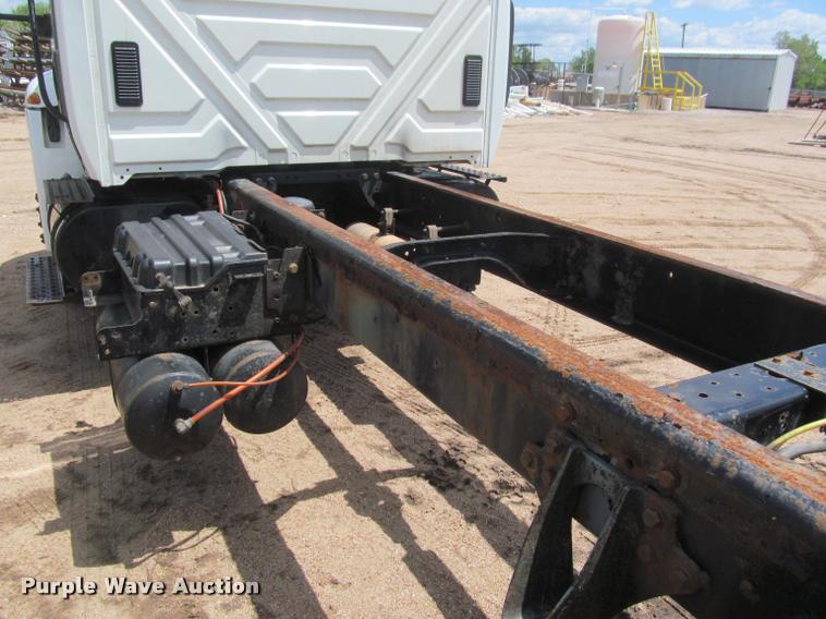 image for item J2513 2004 International 4400 truck cab and chassis