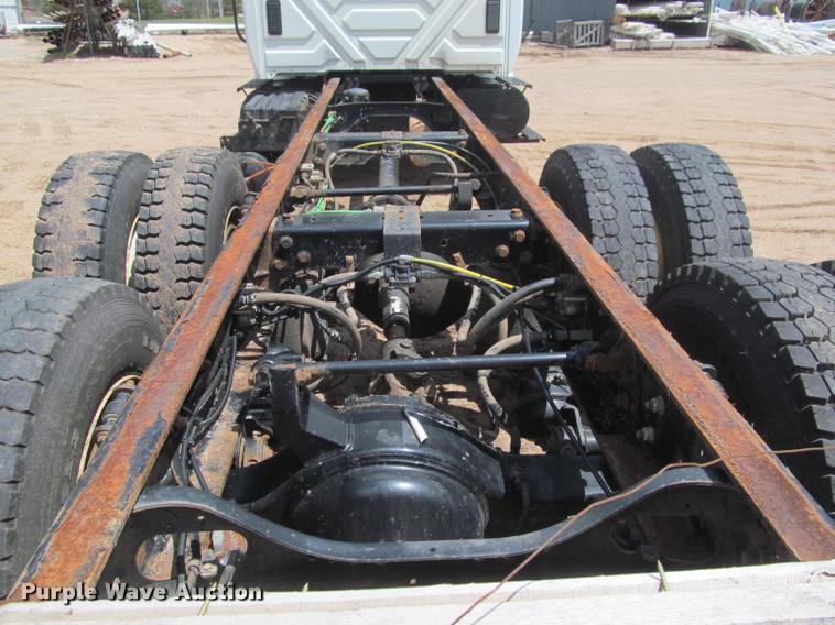 image for item J2513 2004 International 4400 truck cab and chassis