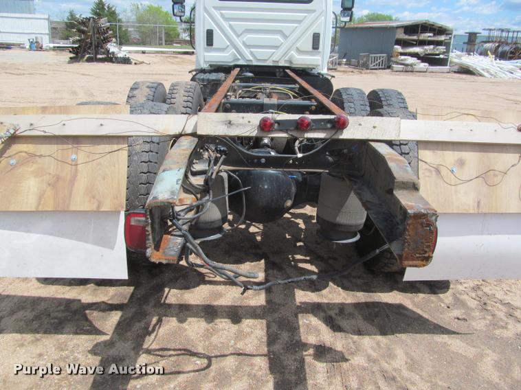 image for item J2513 2004 International 4400 truck cab and chassis