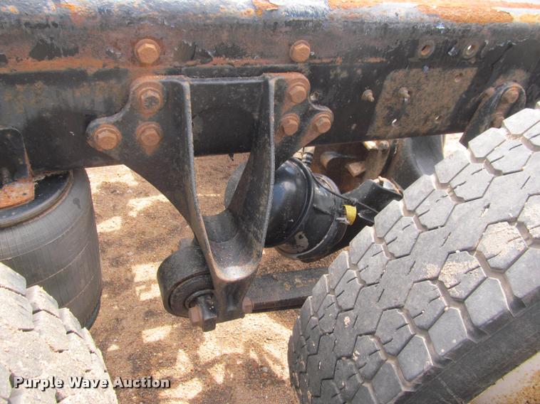 image for item J2513 2004 International 4400 truck cab and chassis