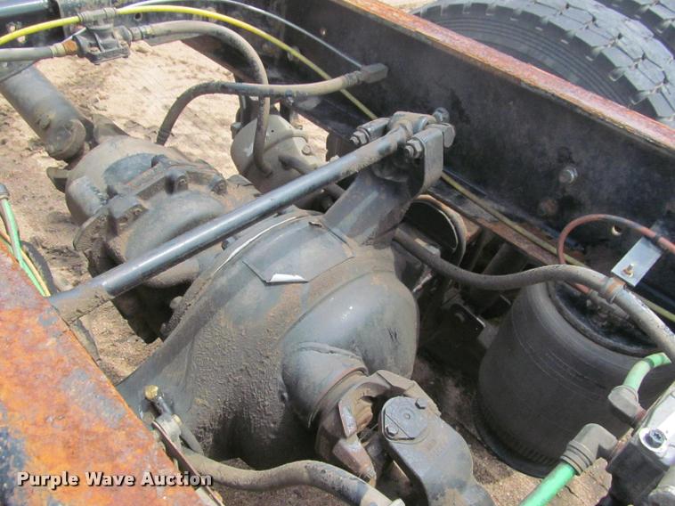 image for item J2513 2004 International 4400 truck cab and chassis