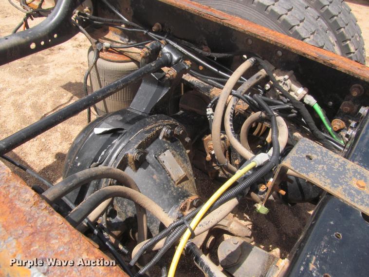 image for item J2513 2004 International 4400 truck cab and chassis