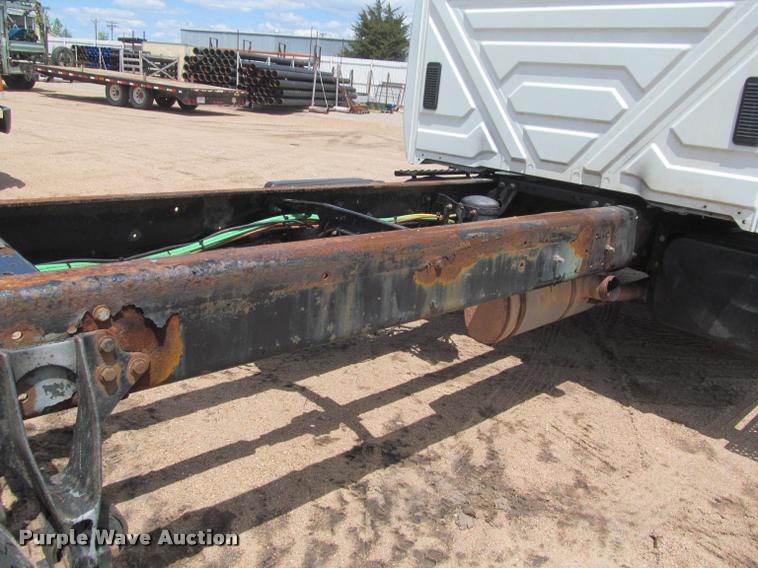 image for item J2513 2004 International 4400 truck cab and chassis