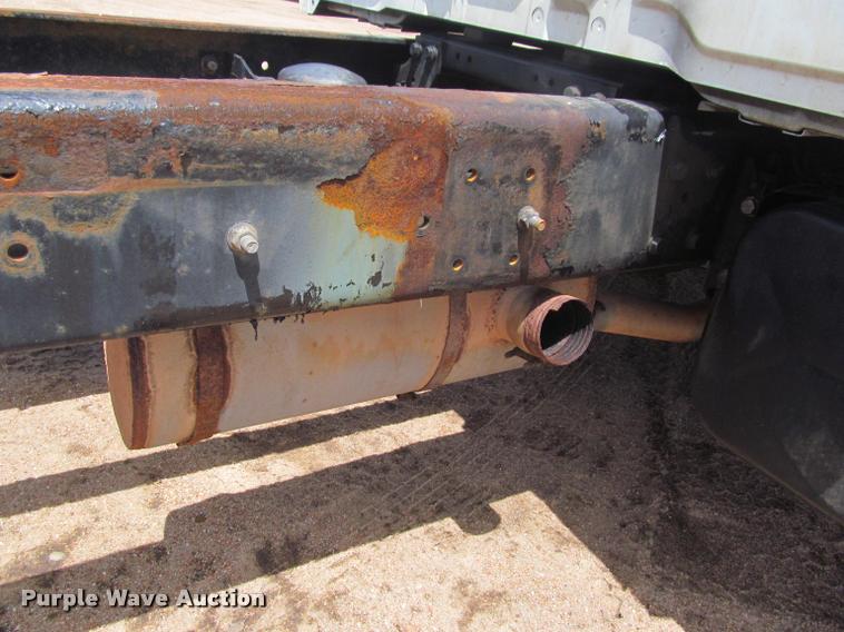 image for item J2513 2004 International 4400 truck cab and chassis