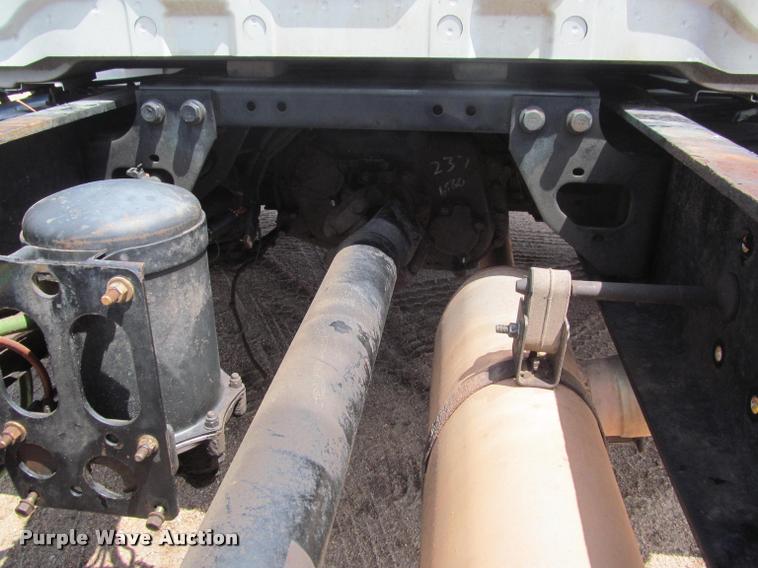 image for item J2513 2004 International 4400 truck cab and chassis