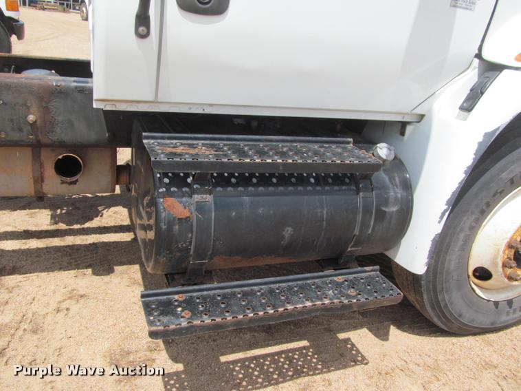 image for item J2513 2004 International 4400 truck cab and chassis