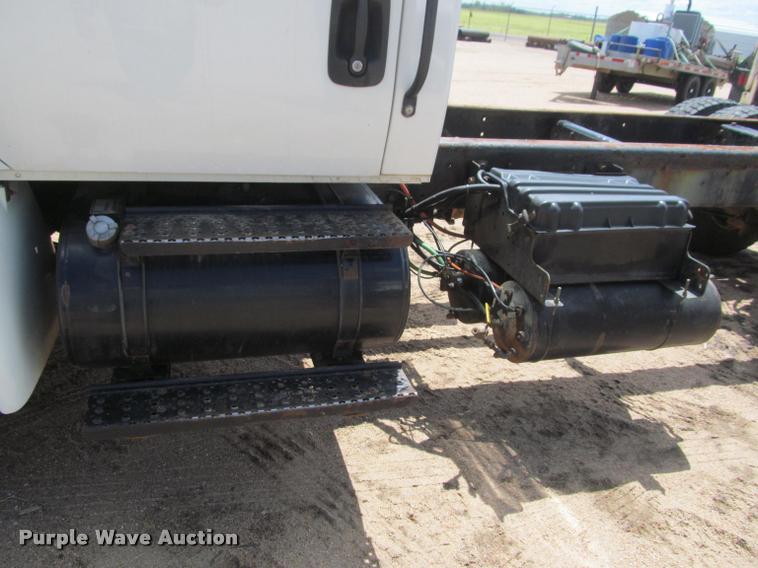 image for item J2513 2004 International 4400 truck cab and chassis