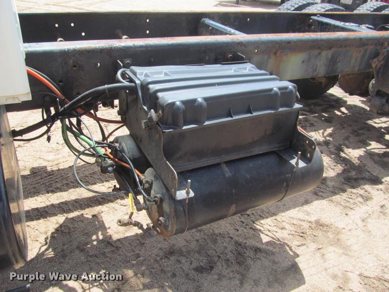 image for item J2513 2004 International 4400 truck cab and chassis