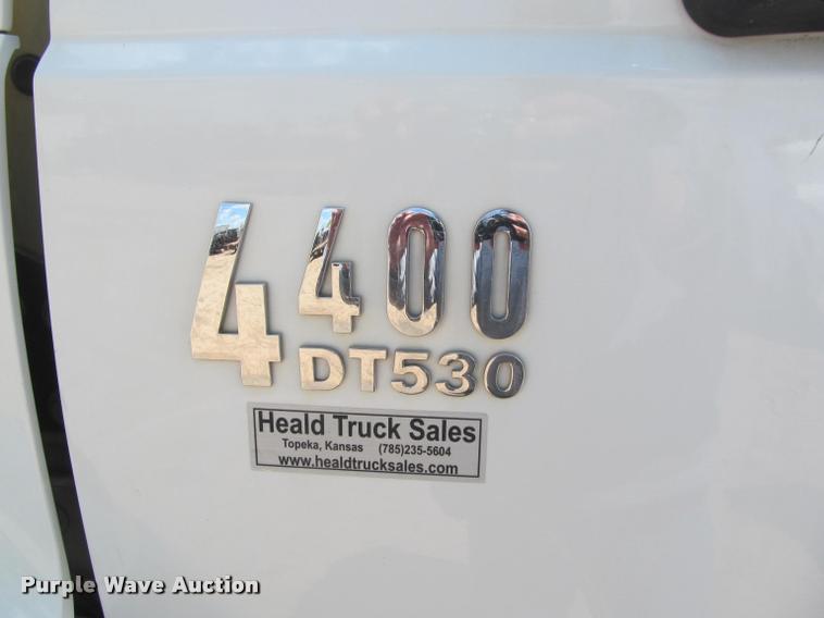 image for item J2513 2004 International 4400 truck cab and chassis