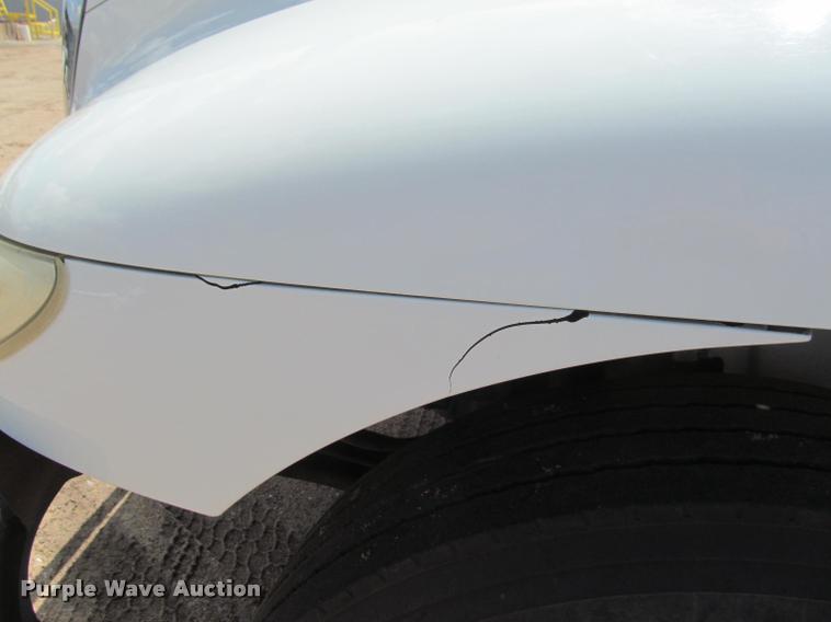 image for item J2513 2004 International 4400 truck cab and chassis