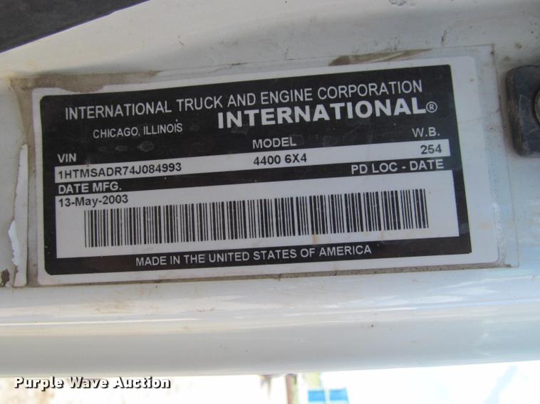 image for item J2513 2004 International 4400 truck cab and chassis
