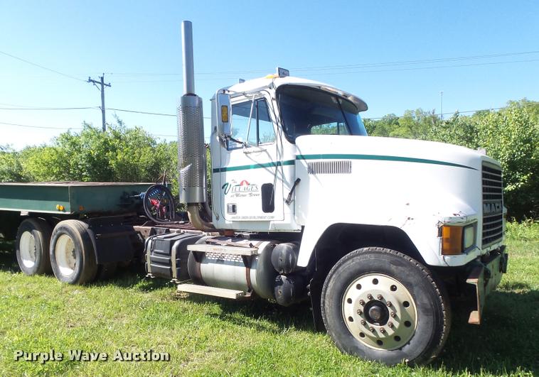 image for item K7651 1993 Mack CH613 semi truck