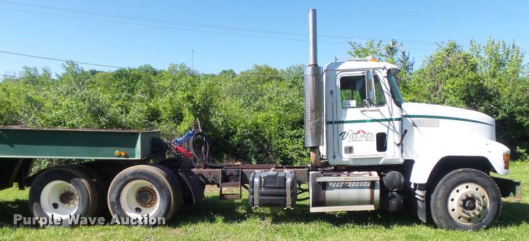 image for item K7651 1993 Mack CH613 semi truck