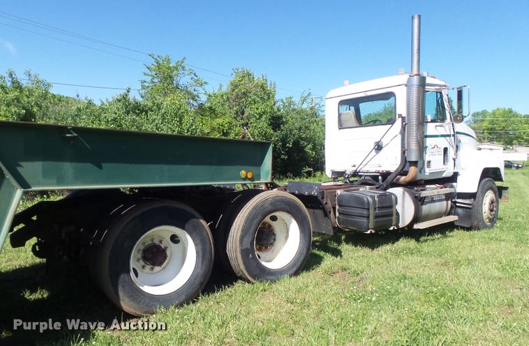 image for item K7651 1993 Mack CH613 semi truck