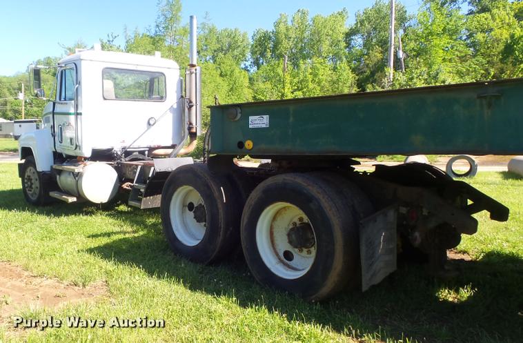 image for item K7651 1993 Mack CH613 semi truck