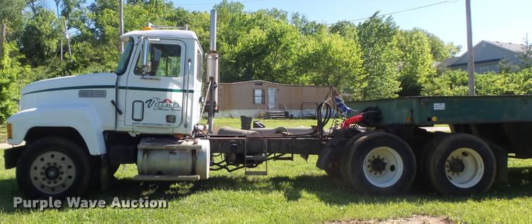 image for item K7651 1993 Mack CH613 semi truck