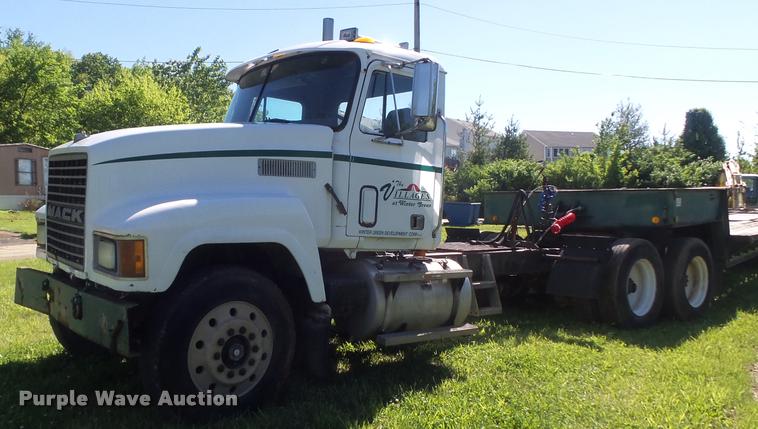 image for item K7651 1993 Mack CH613 semi truck