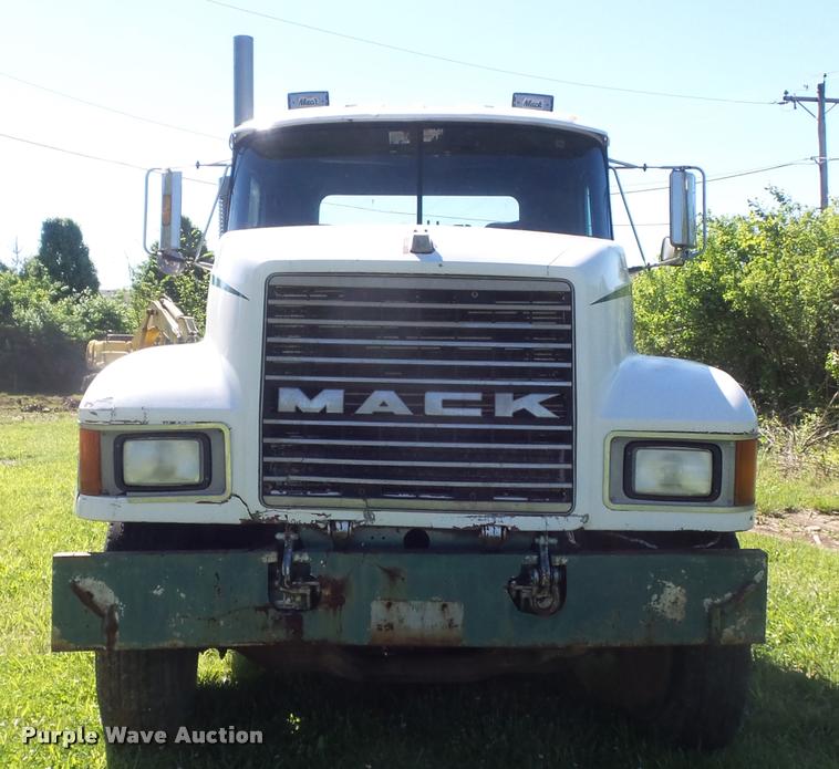 image for item K7651 1993 Mack CH613 semi truck