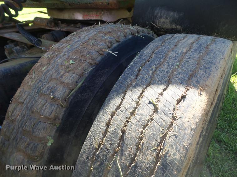 image for item K7651 1993 Mack CH613 semi truck