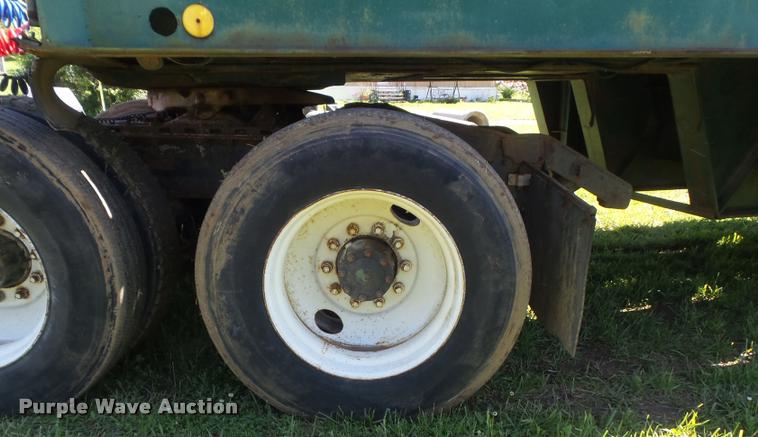 image for item K7651 1993 Mack CH613 semi truck