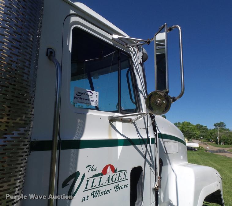 image for item K7651 1993 Mack CH613 semi truck