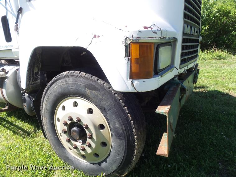 image for item K7651 1993 Mack CH613 semi truck