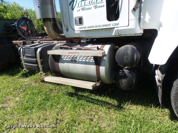 image for item K7651 1993 Mack CH613 semi truck