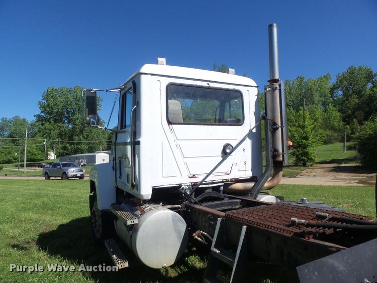 image for item K7651 1993 Mack CH613 semi truck