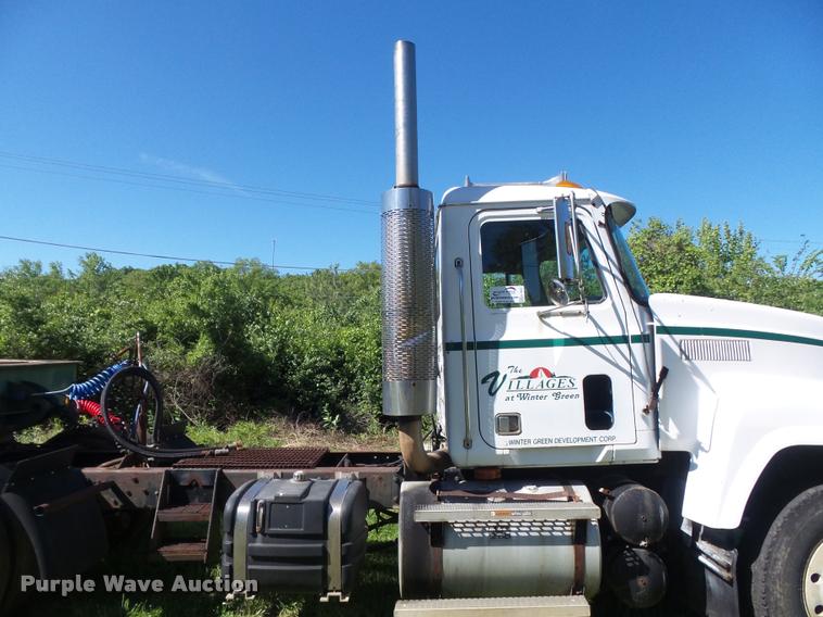 image for item K7651 1993 Mack CH613 semi truck