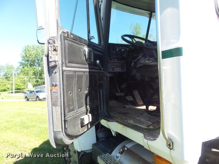 image for item K7651 1993 Mack CH613 semi truck