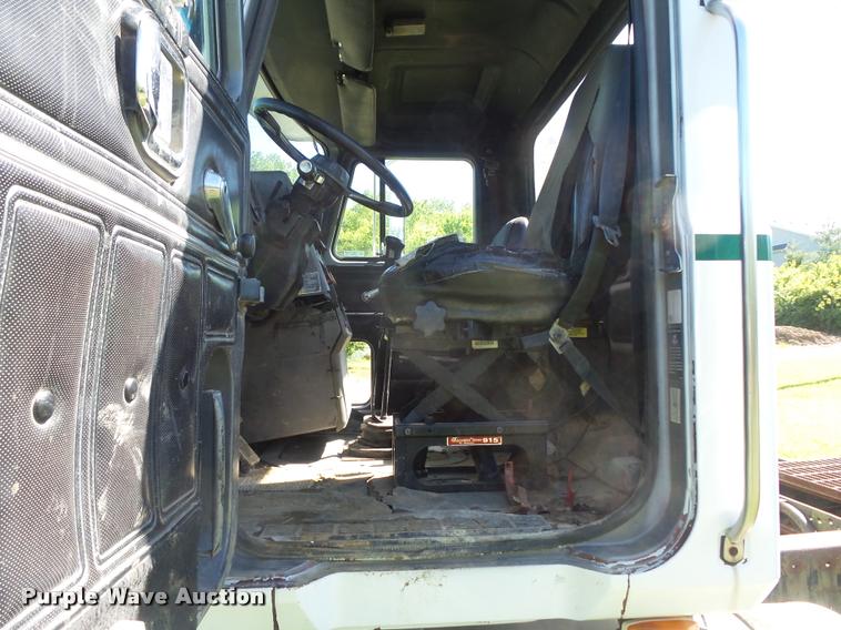 image for item K7651 1993 Mack CH613 semi truck