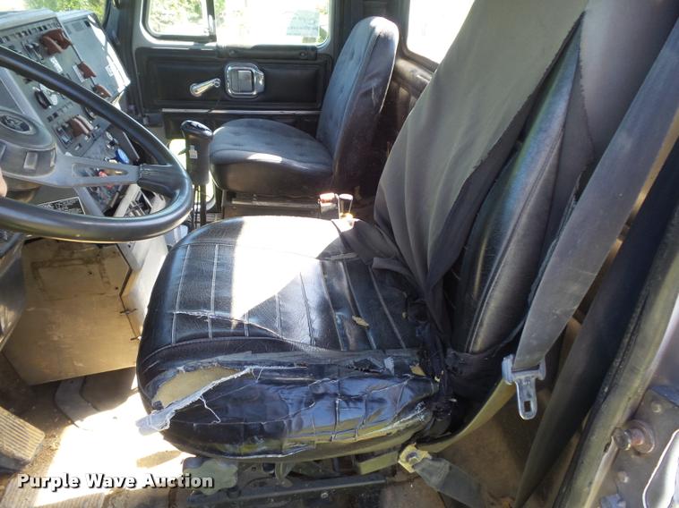 image for item K7651 1993 Mack CH613 semi truck