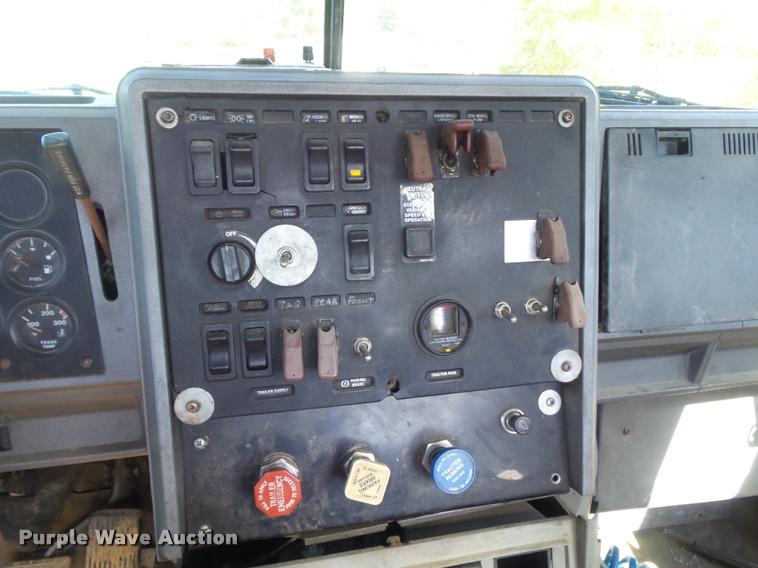 image for item K7651 1993 Mack CH613 semi truck