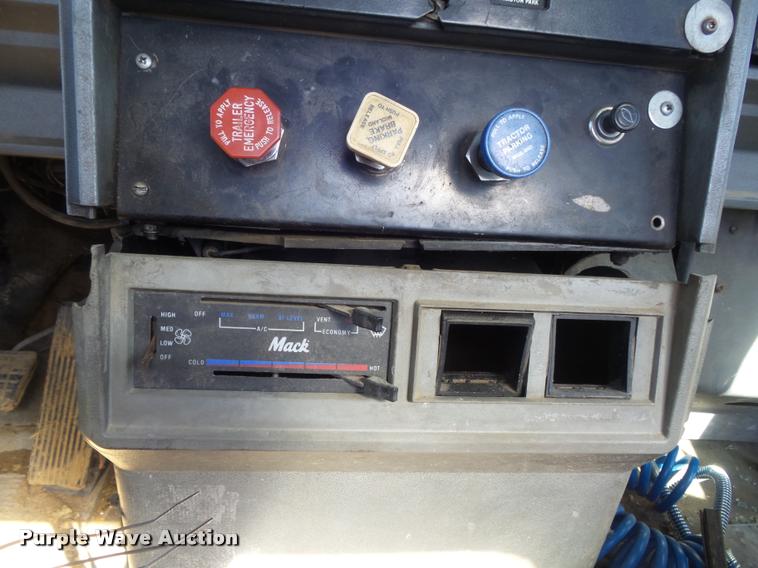 image for item K7651 1993 Mack CH613 semi truck